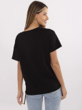 T-shirt nera elegante con applicazione