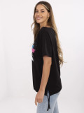 T-shirt nera elegante con applicazione