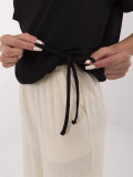 T-shirt nera elegante con maniche corte