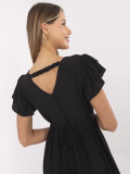 Elegante abito nero svasato