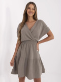 Abito beige a campana con maniche corte