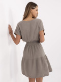 Abito beige a campana con maniche corte