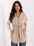 Gilet trapuntato beige con cintura e spilla