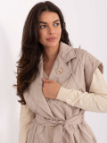 Gilet trapuntato beige con cintura e spilla