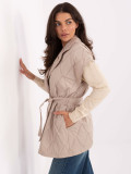 Gilet trapuntato beige con cintura e spilla