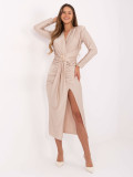 Abito midi beige a tubino con scollo incrociato e arricciature