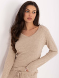 Maglione beige a costine con scollo a V