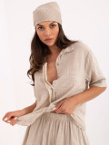 Completo beige con camicia e pantaloni corti