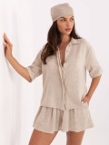 Completo beige con camicia e pantaloni corti