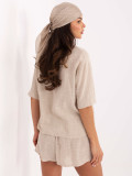 Completo beige con camicia e pantaloni corti
