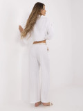 Pantaloni bianchi larghi con cintura