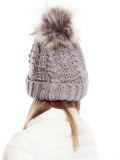 Cappello marrone con motivo a treccia