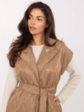 Elegante gilet trapuntato marrone con cintura e spilla