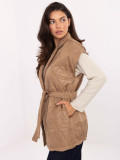 Elegante gilet trapuntato marrone con cintura e spilla