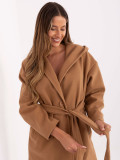 Elegante cappotto primaverile con cappuccio color cammello