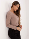 Blusa beige a costine con scollo a V e bottoni