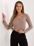 Blusa beige a costine con scollo a V e bottoni