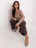 Blusa beige con ricamo e scollo a V