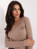 Blusa beige con ricamo e scollo a V