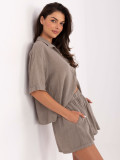 Completo beige con camicia e pantaloni corti