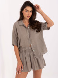 Completo beige con camicia e pantaloni corti
