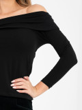 Blusa nera con spalle scoperte