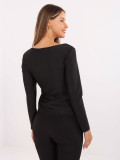 Elegante blusa nera con maniche lunghe
