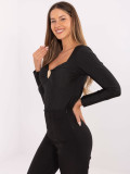 Elegante blusa nera con maniche lunghe