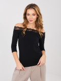 Blusa nera con pizzo e scollo a spalle scoperte