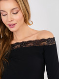 Blusa nera con pizzo e scollo a spalle scoperte