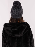 Berretto nero elegante con applicazione