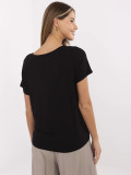 T-shirt nera stilosa con scritte