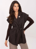 Gilet trapuntato elegante con cintura in marrone
