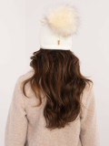 Elegante berretto ecru con pompon