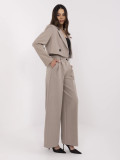 Completo donna beige con blazer a maniche lunghe e pantaloni ampi