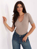 Maglione beige a costine con scollo a V
