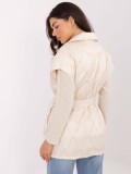 Elegante gilet trapuntato beige con cintura e spilla