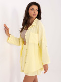 Camicia gialla elegante con maniche lunghe