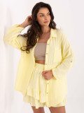 Camicia gialla elegante con maniche lunghe