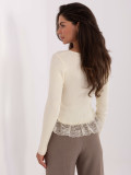 Elegante maglione beige con pizzo e bottoni