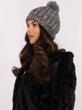 Cappello grigio elegante con applicazione