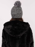 Cappello grigio elegante con applicazione