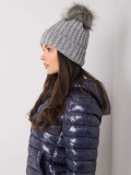 Cappello grigio imbottito con applicazioni