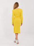 Abito midi elegante giallo con maniche lunghe e arricciature
