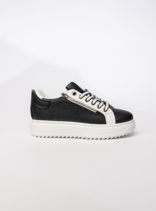 Sneakers nere realizzate in ecopelle