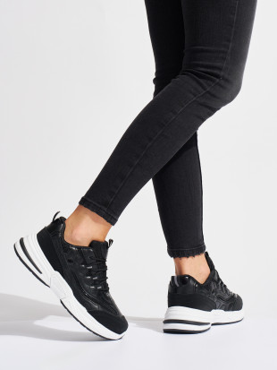 Scarpe sportive nere da donna con suola spessa