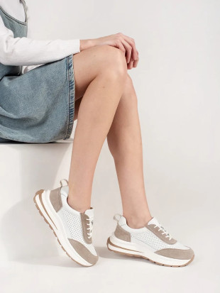 Scarpe sportive in pelle perforata con suola spessa in bianco-beige