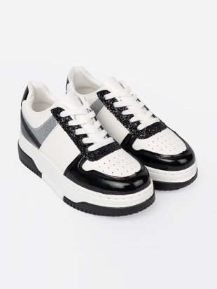 Sneakers nere e bianche con dettagli argentati lucidi