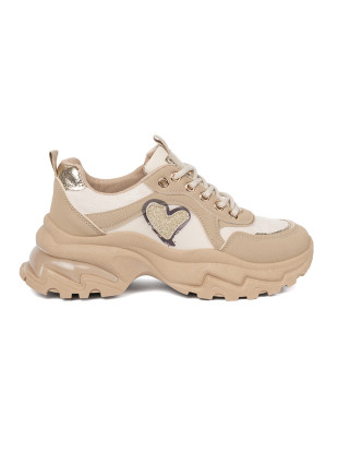 Sneakers beige con cuore dorato decorativo