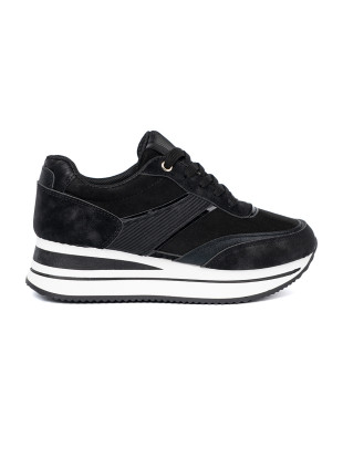 Sneakers nere moderne con dettagli lucidi